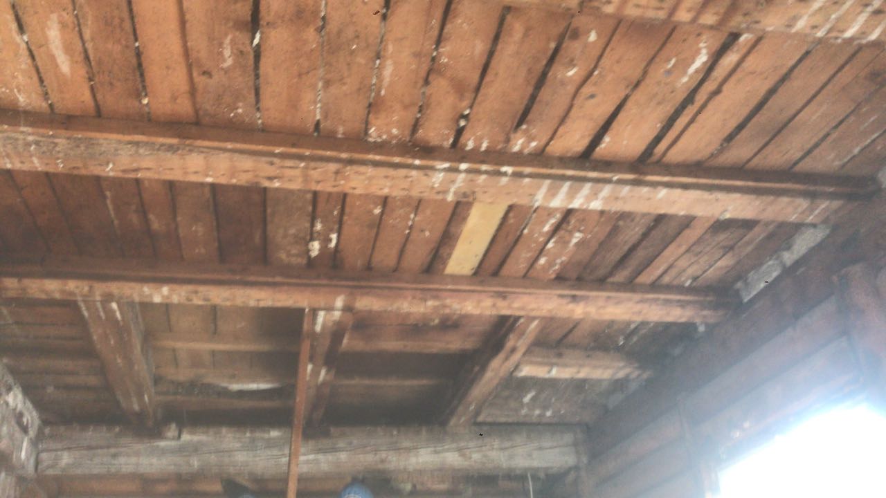 Demontage einer Holzdecke bis auf die Balken für den Neuaufbau